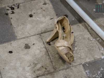 Tra i rifiuti salta all'occhio anche una scarpa da donna